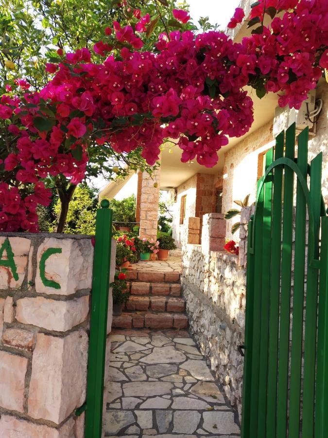 Altin skrapari guesthouse Ksamil Exteriör bild