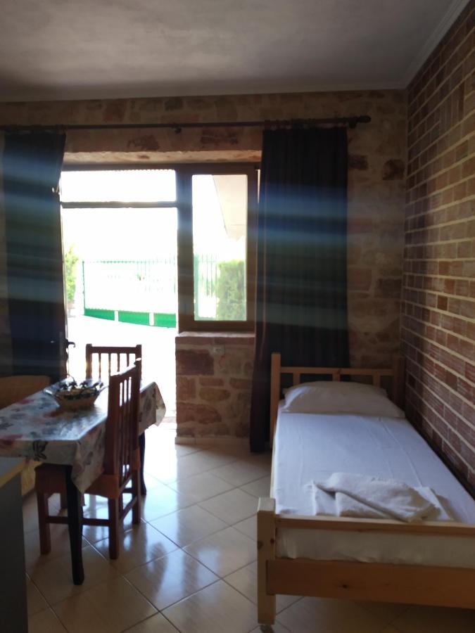 Altin skrapari guesthouse Ksamil Exteriör bild