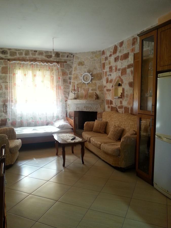 Altin skrapari guesthouse Ksamil Exteriör bild